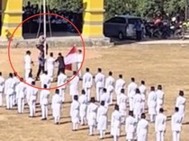 Polisi di Enrekang Panjat Tiang gegara Tali Bendera Putus Sebelum Dikibarkan