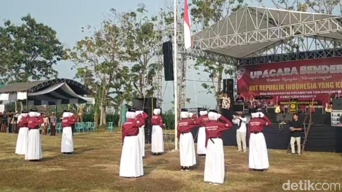 Warga Desa Banjar Anyar, Nganjuk, menggelar upacara HUT ke-81 RI dengan mengenakan pakaian tempo dulu untuk mengenang perjuangan para pendahulu.