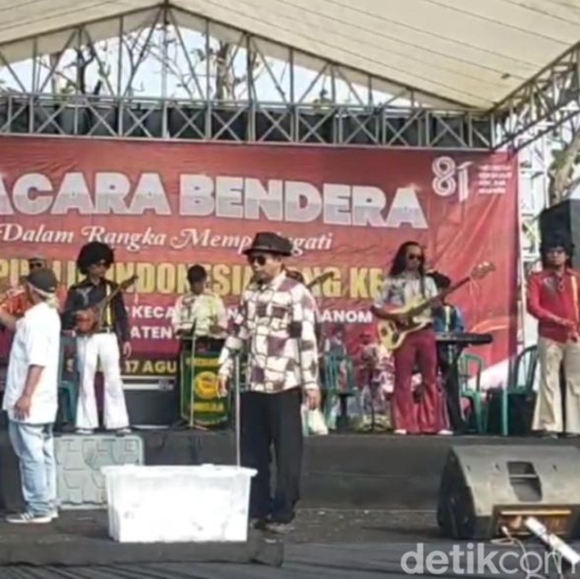 Nuansa Tempo Dulu di Busana Warga Nganjuk Saat Ikuti Upacara HUT ke-81 RI