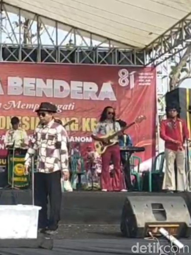Nuansa Tempo Dulu di Busana Warga Nganjuk Saat Ikuti Upacara HUT ke-81 RI