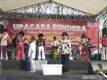 Nuansa Tempo Dulu di Busana Warga Nganjuk Saat Ikuti Upacara HUT ke-81 RI