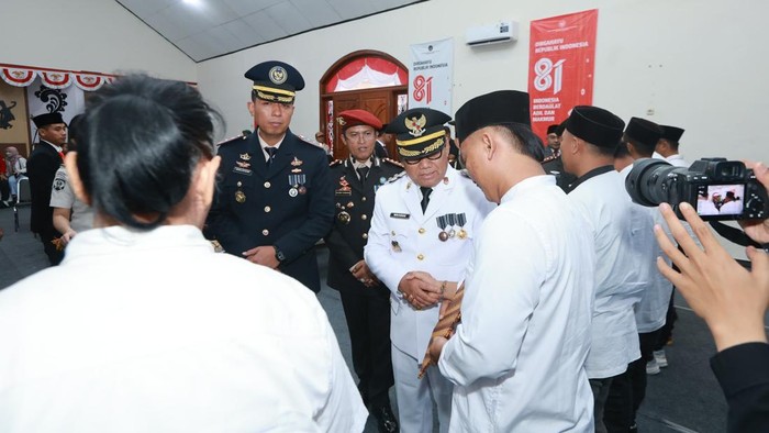 Wakil Bupati Banyuwangi menyerahkan remisi secara simbolis kepada warga binaan Lapas.