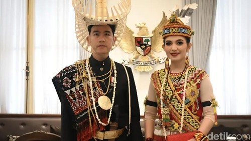 Wakil Presiden Gibran Rakabuming Raka mengenakan baju adat Rote, NTT, saat upacara HUT ke-81 RI, Senin (17/8/2026).