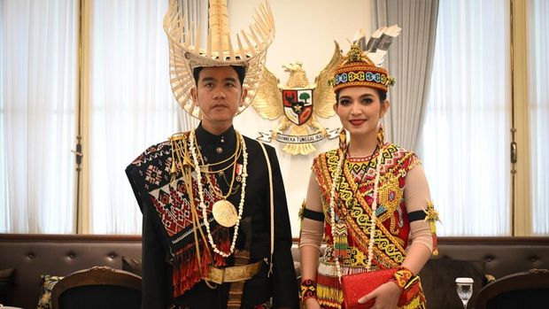 ‎Wakil Presiden (Wapres) Gibran Rakabuming dan Ibu Selvi Gibran Rakabuming menghadiri Upacara Peringatan Detik-Detik Proklamasi di halaman Istana Merdeka, Jakarta, pada Senin (17/08/2026). Didampingi kedua putra-putrinya, Wapres dan Ibu Selvi nampak mengenakan busana adat yang berbeda, namun dengan dominasi warna yang senada. (Dok. Setwapres) ‎Wakil Presiden (Wapres) Gibran Rakabuming dan Ibu Selvi Gibran Rakabuming menghadiri Upacara Peringatan Detik-Detik Proklamasi di halaman Istana Merdeka, Jakarta, pada Senin (17/08/2026). Didampingi kedua putra-putrinya, Wapres dan Ibu Selvi nampak mengenakan busana adat yang berbeda, namun dengan dominasi warna yang senada. (Dok. Setwapres)