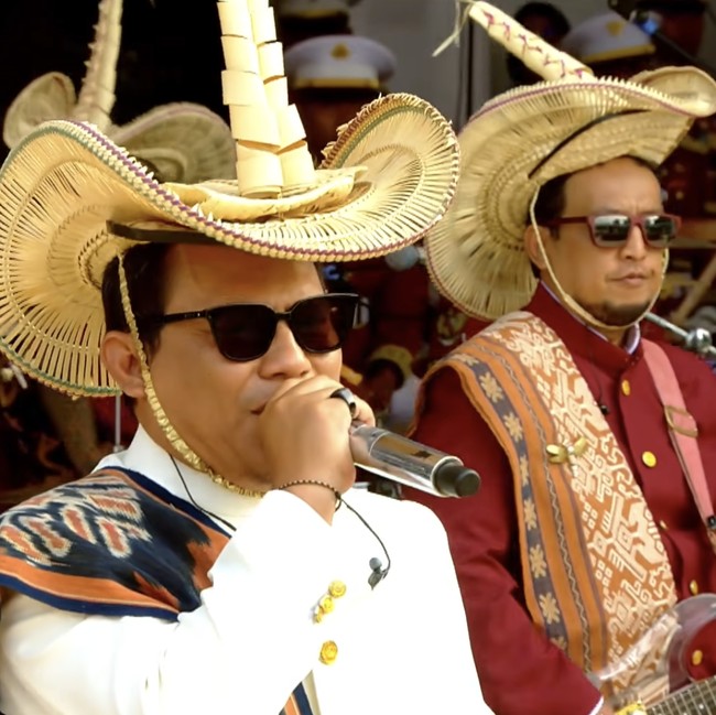 Makna Wali Band Pakai Baju Adat NTT saat Penurunan Bendera di Istana Merdeka