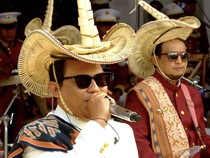 Makna Wali Band Pakai Baju Adat NTT saat Penurunan Bendera di Istana Merdeka
