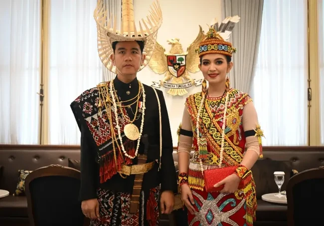 Gibran Rakabuming mengenakan busana adat Rote, Nusa Tenggara Timur. Penampilannya dilengkapi Kain Lafa berhias motif Hua Peni. Foto: Dok Wapres RI