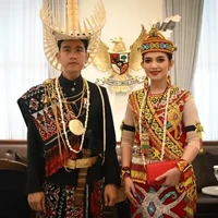Gibran Rakabuming mengenakan busana adat Rote, Nusa Tenggara Timur. Penampilannya dilengkapi Kain Lafa berhias motif Hua Peni. Foto: Dok Wapres RI