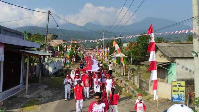Warga Desa Pasuruan, Kecamatan Penengahan, Kabupaten Lampung Selatan, menggelar kirab Bendera Merah Putih sepanjang 81 meter untuk memeriahkan HUT ke-81 Kemerdekaan RI