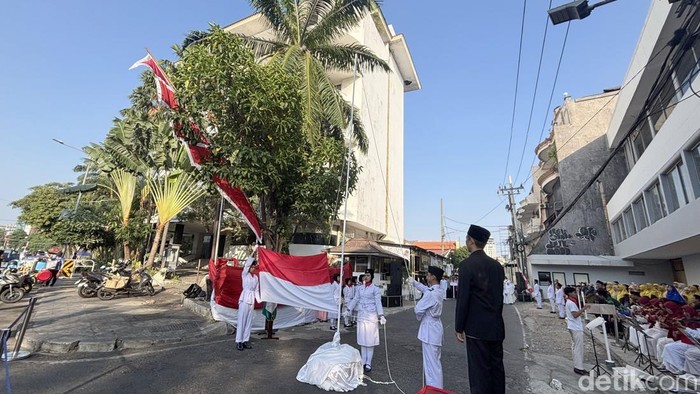 Warga Genteng Surabaya gelar upacara HUT ke-81 RI di jalan