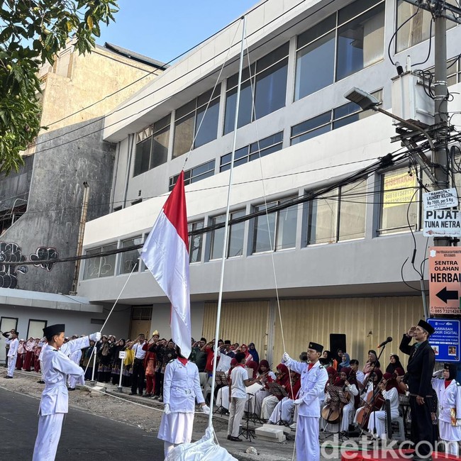 Warga Genteng Surabaya Gelar Upacara HUT ke-81 RI di Jalan