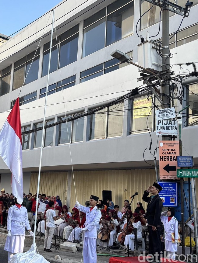 Warga Genteng Surabaya Gelar Upacara HUT ke-81 RI di Jalan