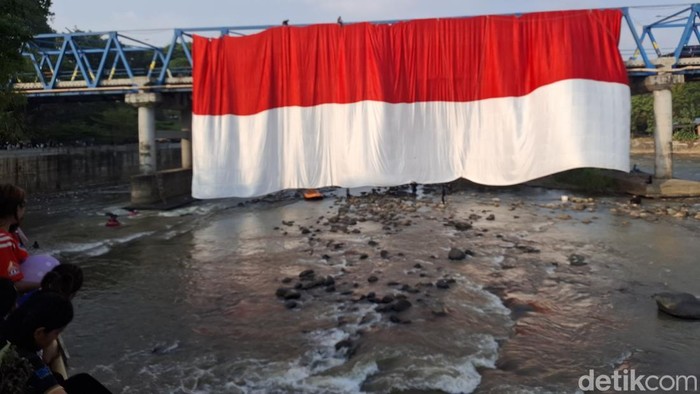 Warga Lahat menyaksikan pengibaran bendera Merah Putih raksasa di Jembatan Benteng Sungai Lematang.