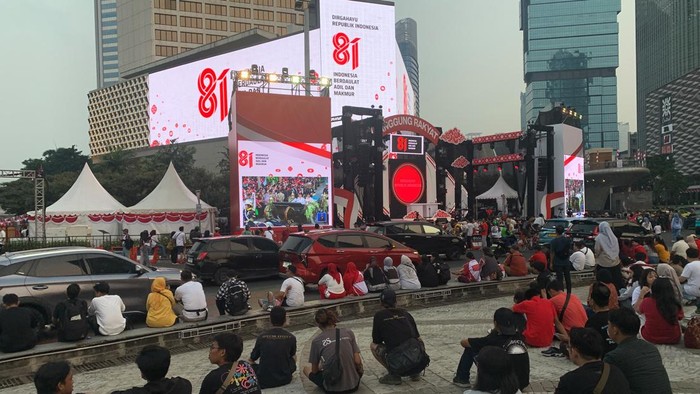 Warga nobar  upacara penurunan Bendera Pusaka dari layar yang ditampilkan di HI (Mulia/detik)