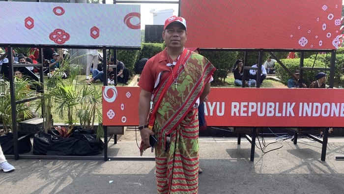 Warga NTT, Nicholas Nahak (49), datang ke Istana Merdeka, Jakarta, menggunakan baju adat NTT untuk ikut menyaksikan peringatan HUT ke-81 RI.