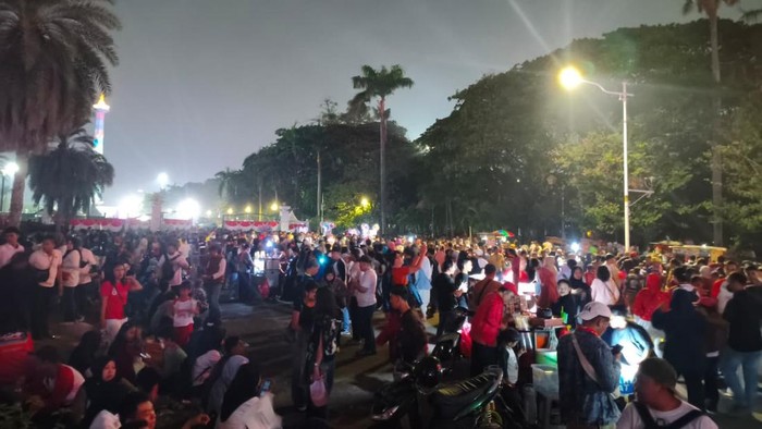 Warga Ramai-ramai Padati Monas
