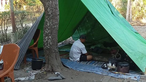 Warga RT 05, Desa Natatoto, Kecamatan Wolowae, Nagekeo, NTT, masih bertahan di bawah tenda terpal setelah gempa bumi. (Dok. Jordan Dhae, salah satu warga)
