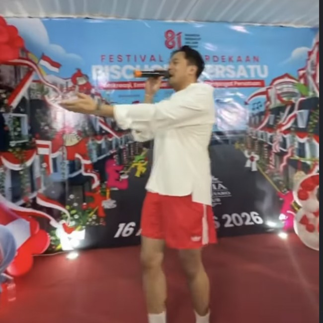 Seru Banget! Adrian Khalif Hibur Tetangga Komplek Rumah di Acara 17-an