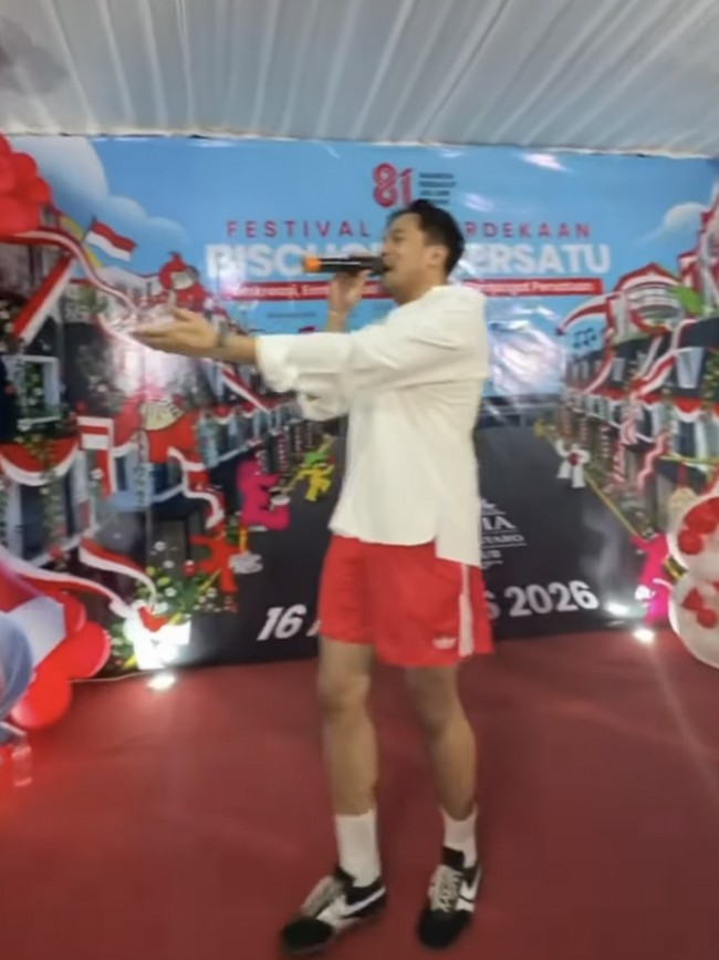 Seru Banget! Adrian Khalif Hibur Tetangga Komplek Rumah di Acara 17-an