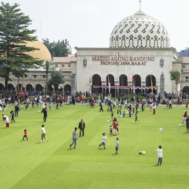 Alun-Alun Bandung Kembali Ramai Usai Dibuka untuk Umum