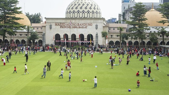 Warga mengikuti perlombaan dalam pesta rakyat di Alun-alun Bandung, Kota Bandung, Jawa Barat, Senin (17/8/2026). Pemerintah Kota Bandung kembali membuka Taman Alun-alun Bandung untuk masyarakat setelah menjalani perbaikan dan penataan. Pembukaan tersebut dirangkaikan dengan pesta rakyat dan berbagai perlombaan untuk memeriahkan HUT ke-81 Kemerdekaan Republik Indonesia. ANTARA FOTO/Novrian Arbi/kye