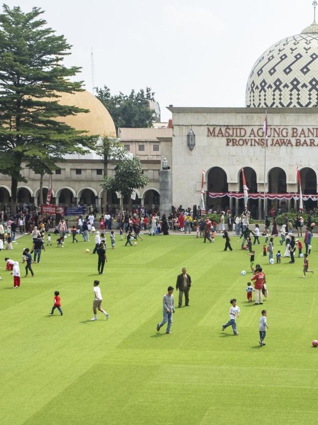 Alun-Alun Bandung Kembali Ramai Usai Dibuka untuk Umum