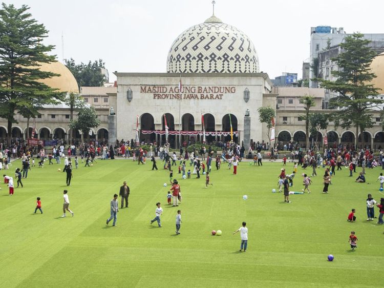 Alun-Alun Bandung Kembali Ramai Usai Dibuka untuk Umum