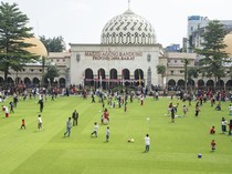 Alun-Alun Bandung Kembali Ramai Usai Dibuka untuk Umum