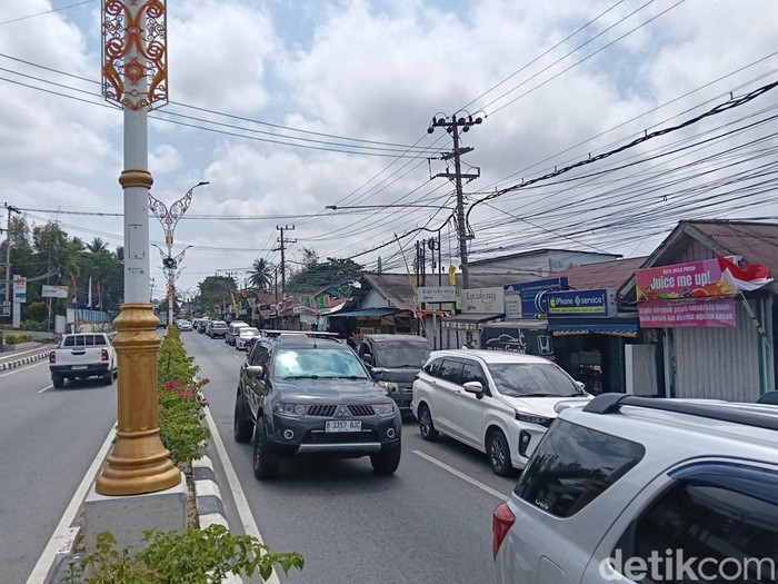 Antrean panjang masih terjadi di sejumlah SPBU Kota Balikpapan, Kalimantan Timur.