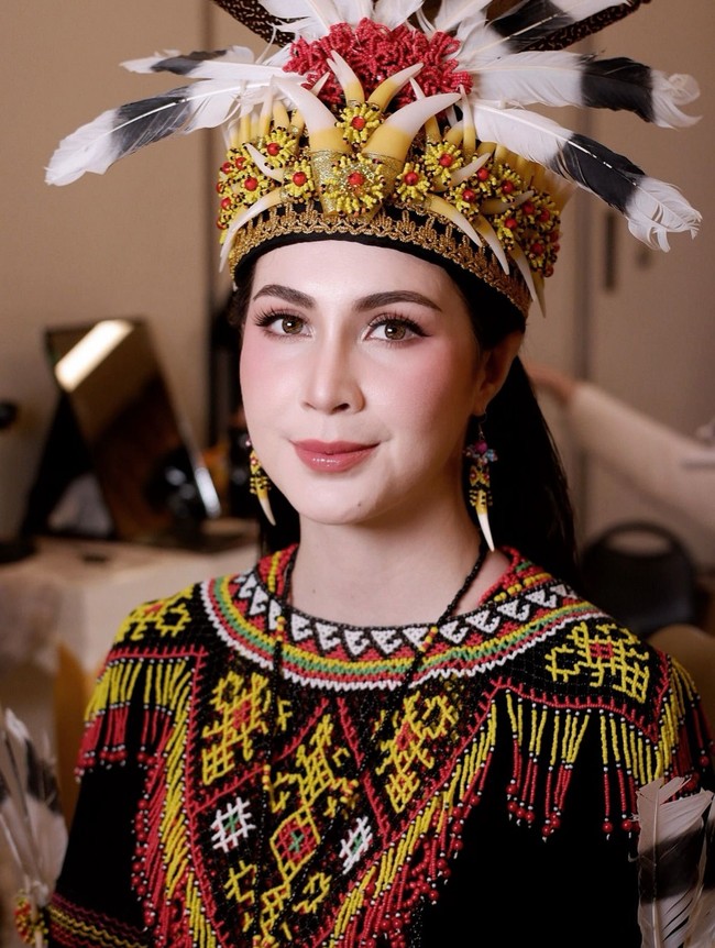 Penampilannya banjir pujian di media sosial. Tak sedikit yang menyatakan bangga dengan pilihan busana wanita 32 tahun ini. “Sy org kaltim banggaaaa banget bu arumi,” tulis salah satu netizen. Foto: Instagram/@jpmakeupartist