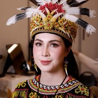Penampilannya banjir pujian di media sosial. Tak sedikit yang menyatakan bangga dengan pilihan busana wanita 32 tahun ini. “Sy org kaltim banggaaaa banget bu arumi,” tulis salah satu netizen. Foto: Instagram/@jpmakeupartist
