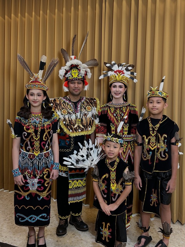 Arumi, Emil dan ketiga anak mereka mengikuti upacara dan perayaan HUT RI ke-81 yang digelar di Gedung Negara Grahadi, Surabaya, pada Senin (17/8/2026). Foto: Instagram/@dianamputri