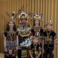 Arumi, Emil dan ketiga anak mereka mengikuti upacara dan perayaan HUT RI ke-81 yang digelar di Gedung Negara Grahadi, Surabaya, pada Senin (17/8/2026). Foto: Instagram/@dianamputri
