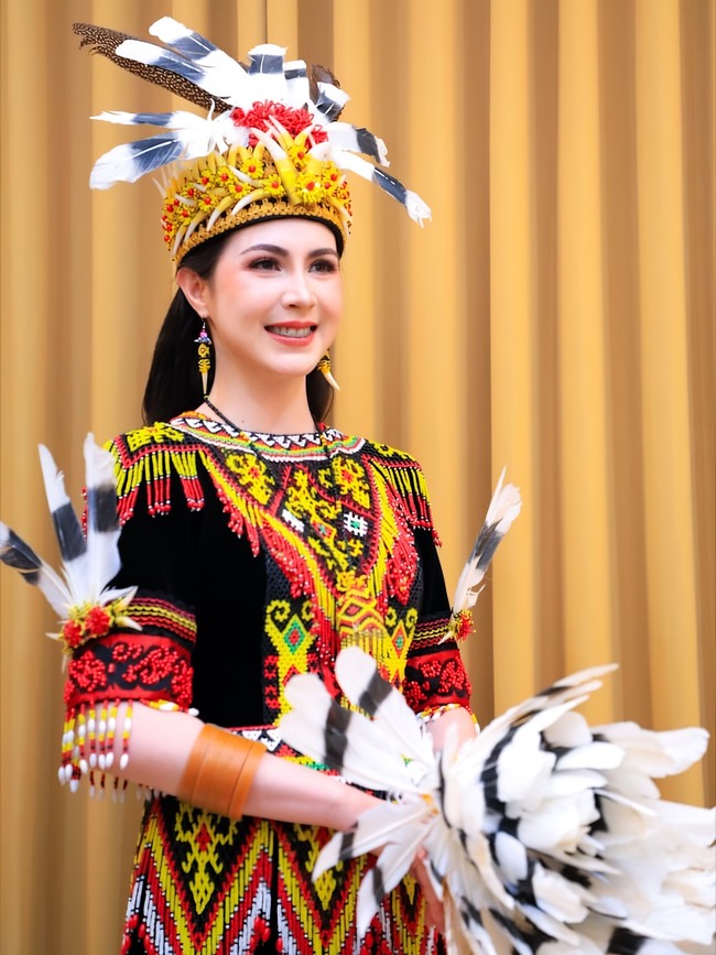 Busana Dayak Kenyah hadir dengan warna hitam yang dihiasi payet, bordir serta hiasan bulu warna-warni. Foto: Instagram/@dianamputri