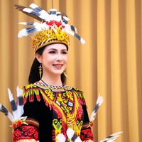Busana Dayak Kenyah hadir dengan warna hitam yang dihiasi payet, bordir serta hiasan bulu warna-warni. Foto: Instagram/@dianamputri