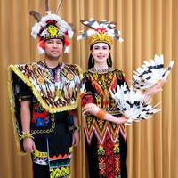 7 Gaya Kompak Arumi Bachsin & Keluarga Pakai Busana Adat Dayak di HUT RI ke-81
