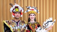 7 Gaya Kompak Arumi Bachsin & Keluarga Pakai Busana Adat Dayak di HUT RI ke-81