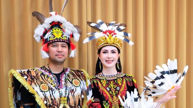 7 Gaya Kompak Arumi Bachsin & Keluarga Pakai Busana Adat Dayak di HUT RI ke-81
