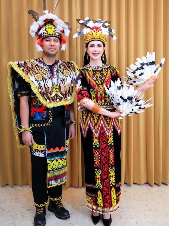 7 Gaya Kompak Arumi Bachsin & Keluarga Pakai Busana Adat Dayak di HUT RI ke-81