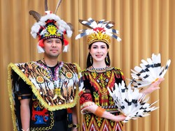7 Gaya Kompak Arumi Bachsin & Keluarga Pakai Busana Adat Dayak di HUT RI ke-81