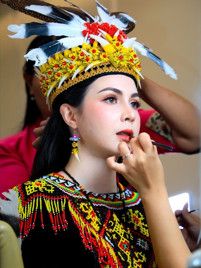Arumi sendiri tampil memukau dengan riasan wajah berwarna cerah dalam nuansa pink-coral. Foto: Instagram/@dianamputri