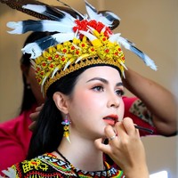 Arumi sendiri tampil memukau dengan riasan wajah berwarna cerah dalam nuansa pink-coral. Foto: Instagram/@dianamputri