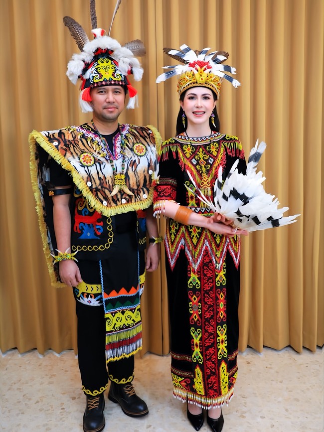 Tampil kompak berbusana adat Dayak, keluarga kecil ini sukses mencuri atensi. Foto: Instagram/@dianamputri