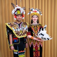 Tampil kompak berbusana adat Dayak, keluarga kecil ini sukses mencuri atensi. Foto: Instagram/@dianamputri