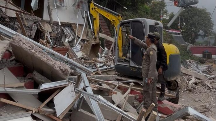 Bagunan tiga lantai ilegal di Puncak Bogor dibogkar (dok. istimewa)