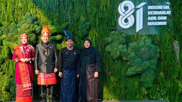 Baju Adat yang Dikenakan Menhut-Wamenhut Baju Adat yang Dikenakan Menhut-Wamenhut