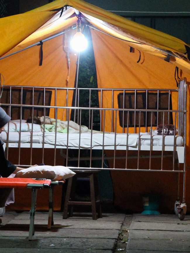 Bangunan Diguncang Gempa, RSUD Maumere Rawat Pasien di Tenda Darurat