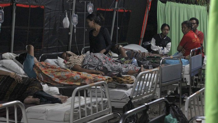 Seorang pasien menjalani perawatan di tenda darurat RSUD TC Hillers Maumere, Kabupaten Sikka, Nusa Tenggara Timur, Senin (17/8/2026). Rumah sakit tersebut mengoperasikan tenda-tenda darurat untuk merawat pasien-pasien mereka karena bangunan utama men