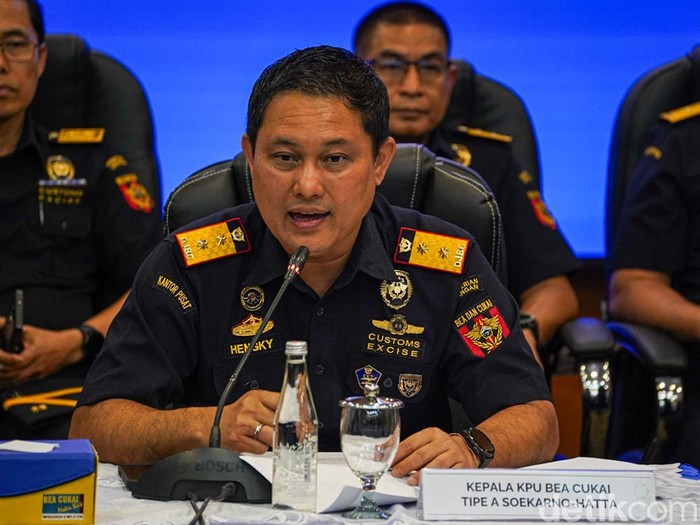 Bea Cukai menggelar konferensi pers usai gagalkan penyelundupan 22 kg emas dua WN Tiongkok di Soetta, Selasa(18/8/2026). Direktorat Jenderal Bea dan Cukai (DJBC) kembali menggagalkan upaya ekspor emas batangan tanpa dokumen kepabeanan di Terminal 3 Keberangkatan Internasional Bandara Soekarno-Hatta.