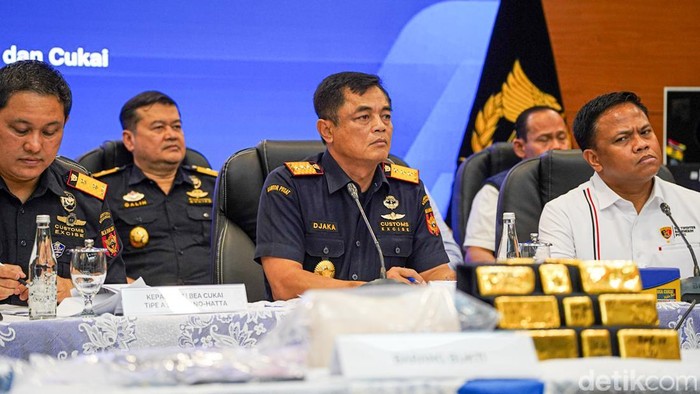 Bea Cukai menggelar konferensi pers usai gagalkan penyelundupan 22 kg emas dua WN Tiongkok di Soetta, Selasa(18/8/2026). Direktorat Jenderal Bea dan Cukai (DJBC) kembali menggagalkan upaya ekspor emas batangan tanpa dokumen kepabeanan di Terminal 3 K